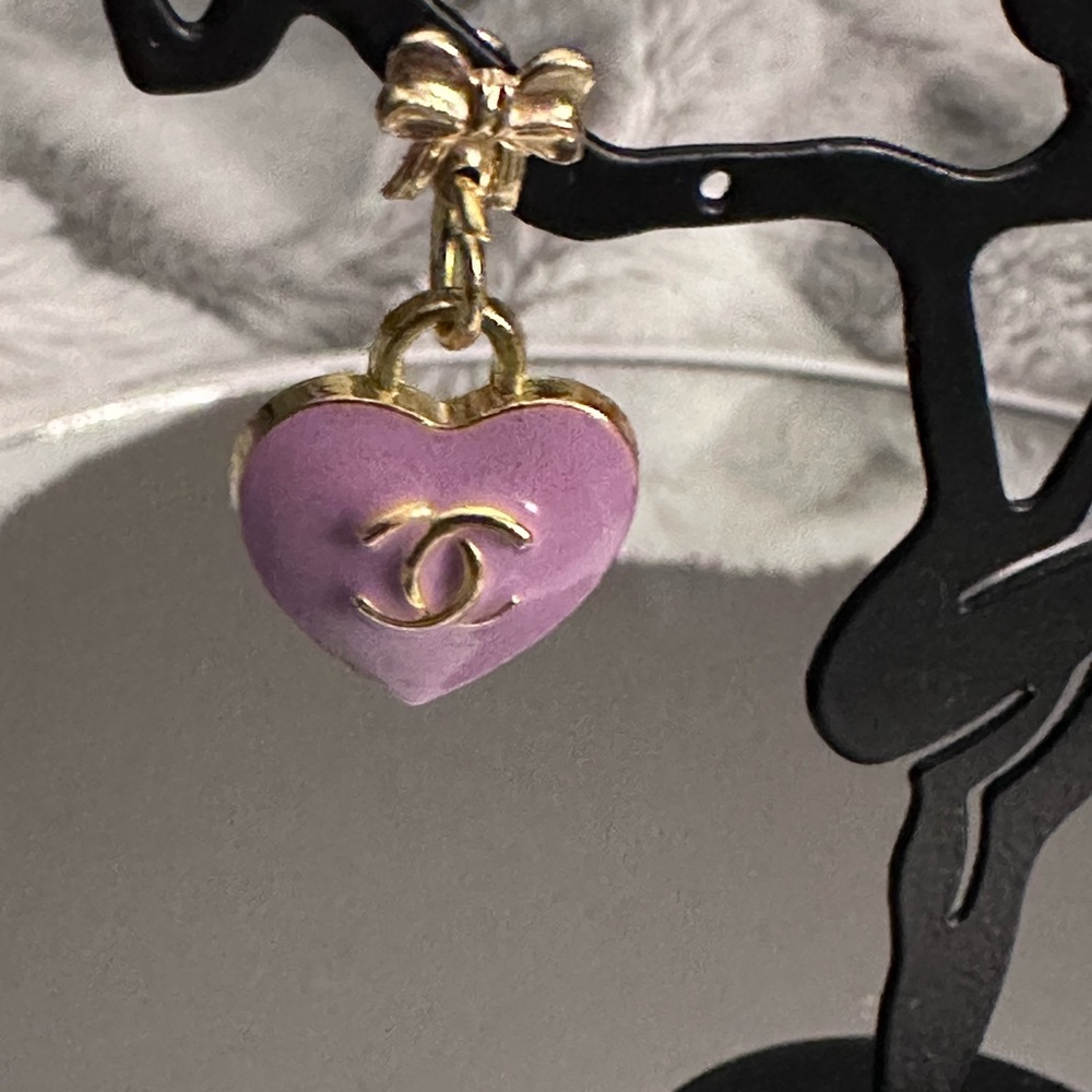 🔥CHANEL AUTHENTIC Beautiful/Adorable Lavender YES/NO Heart Earrings w/Bows🎀 - Picture 6 of 14